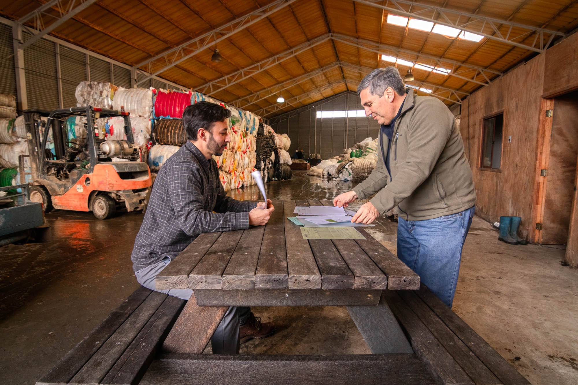 Los socios de Sur Reciclado trabajando en la bodega de acopio
