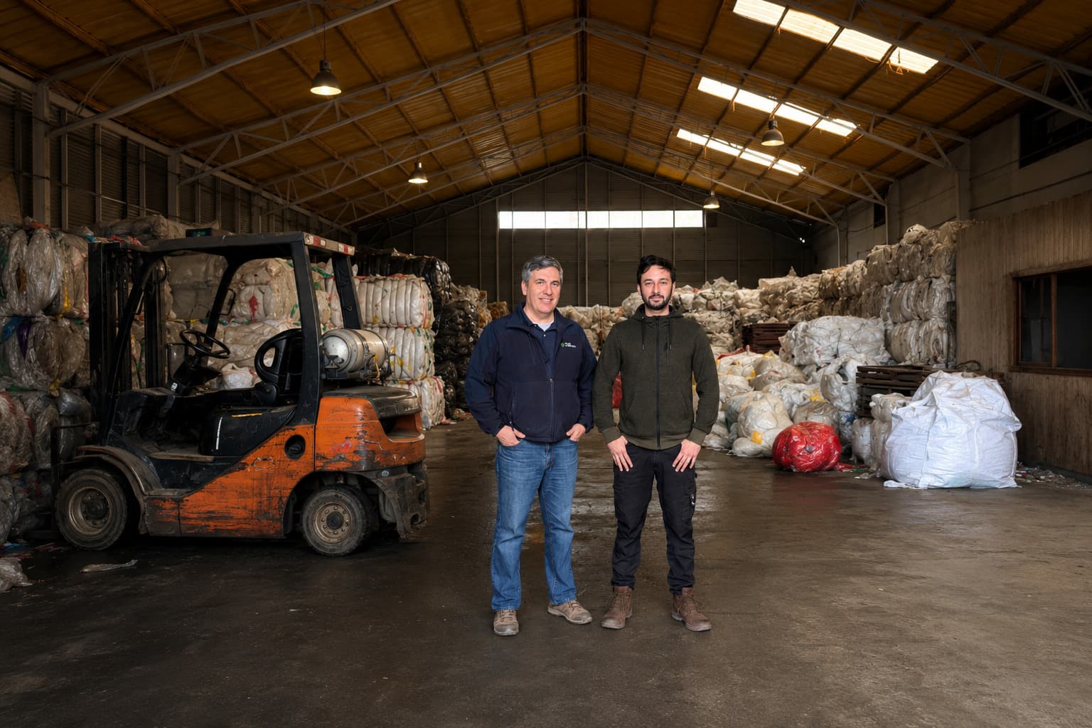 Los socios fundadores de Sur Reciclado en la bodega de acopio de plásticos